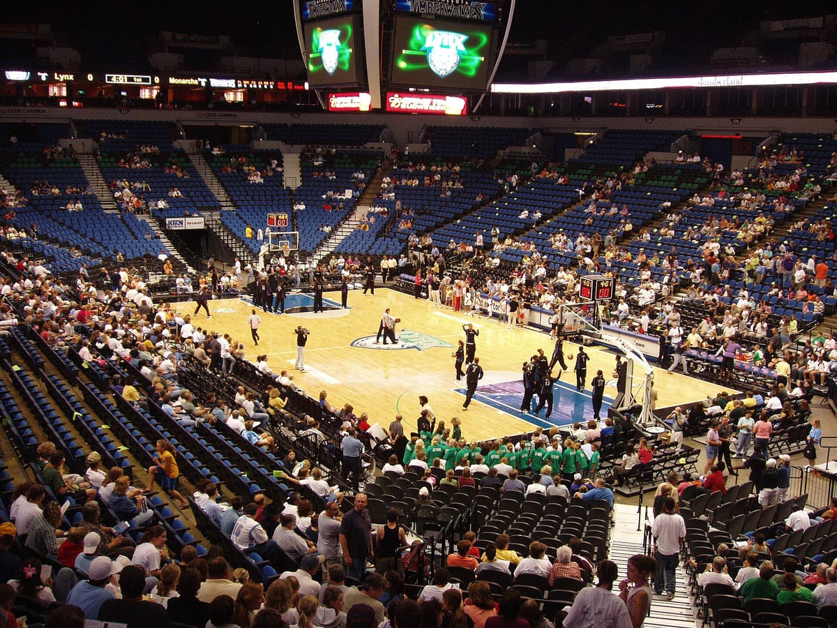 Photo: Dlz28 at English Wikipedia (Public domain) Target Center
